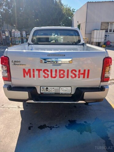 Mitsubishi L200-10
