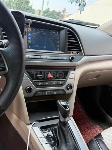 Hyundai Elantra-11