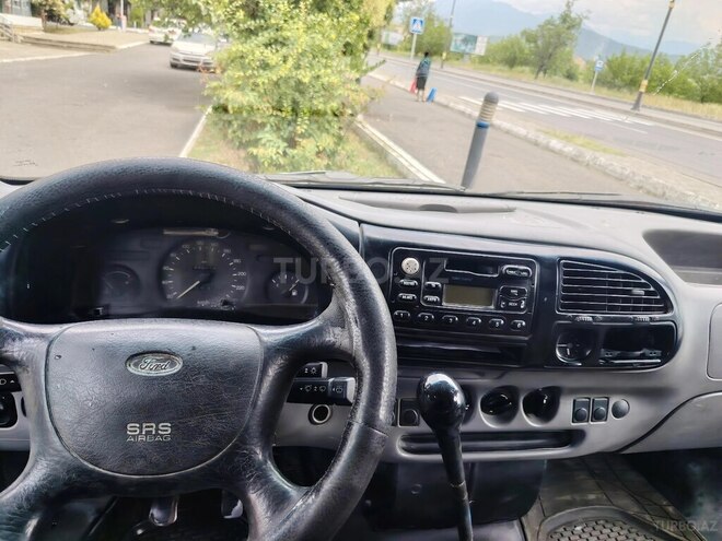 Ford Transit-11