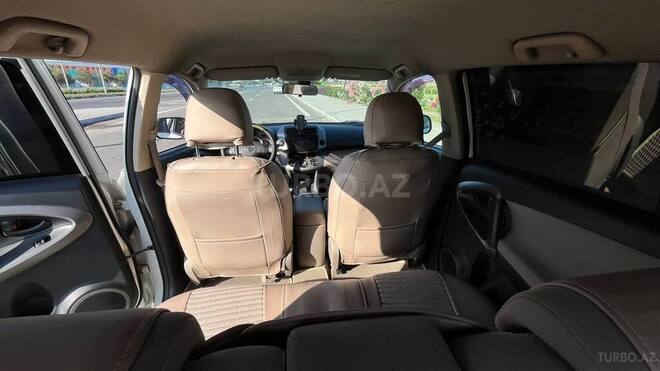 Toyota RAV4-17