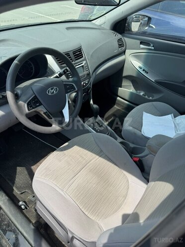 Hyundai Accent-4