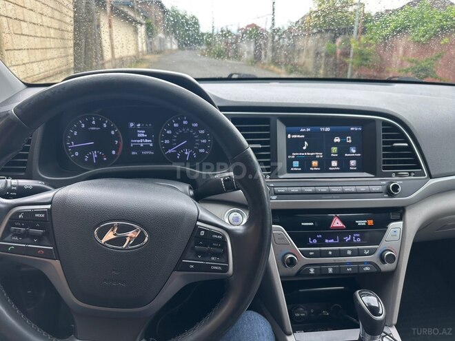 Hyundai Elantra-3