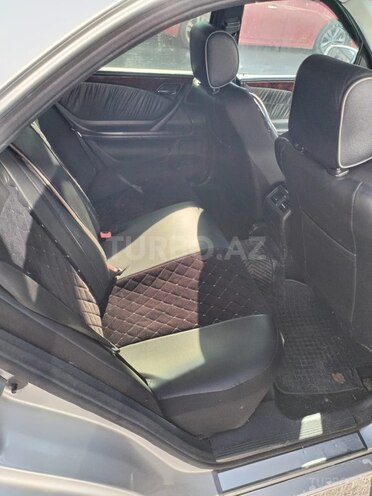 Mercedes E 270-4