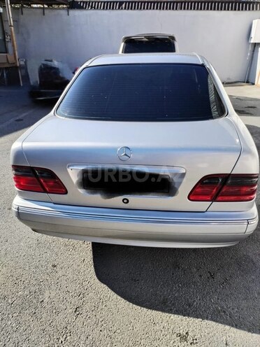 Mercedes E 270-2