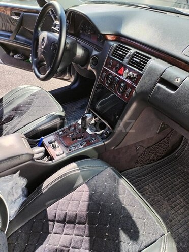 Mercedes E 270-7