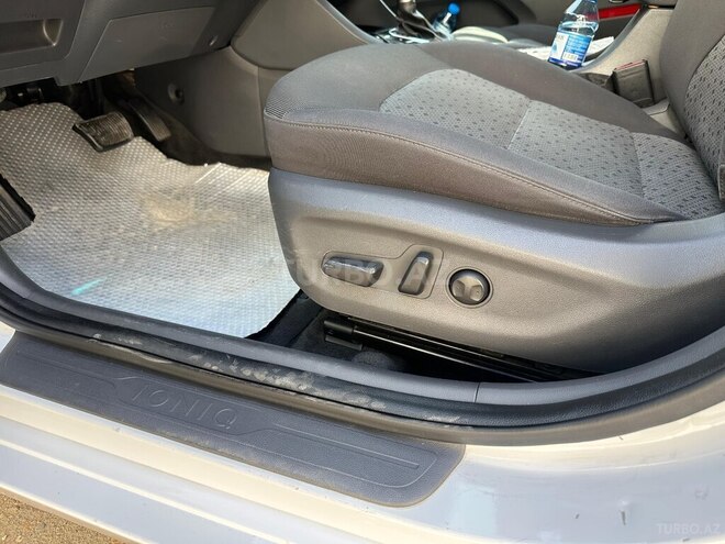 Hyundai IONIQ-8