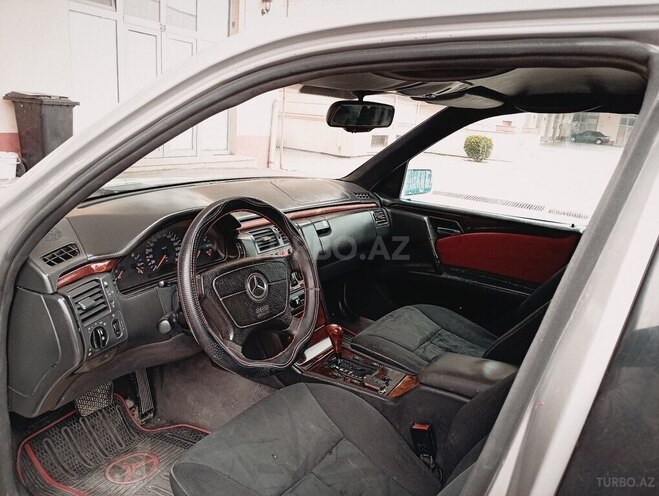 Mercedes E 290-2