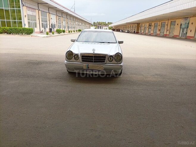 Mercedes E 290-1