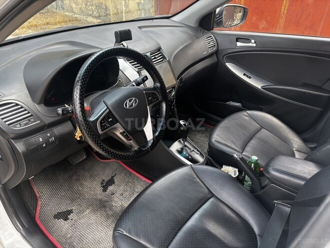 Hyundai Accent-11