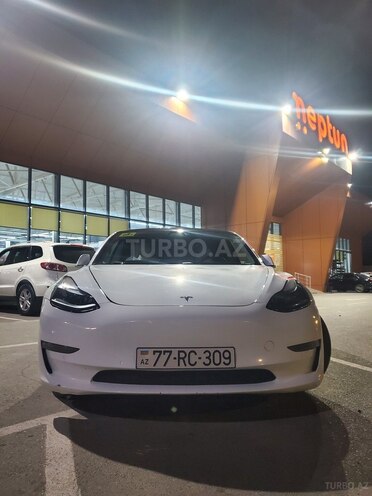 Tesla Model 3-1