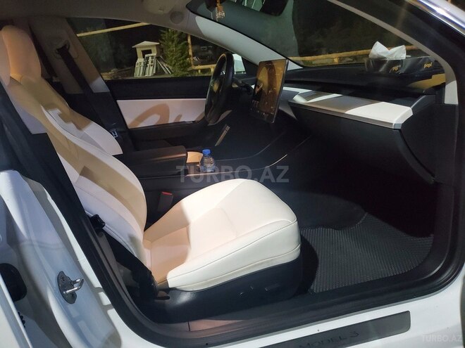Tesla Model 3-5