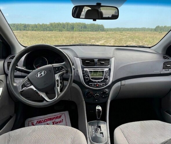 Hyundai Accent-4