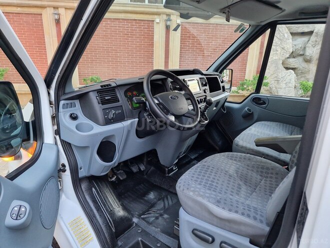 Ford Transit-13