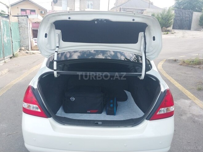 Nissan Tiida-12