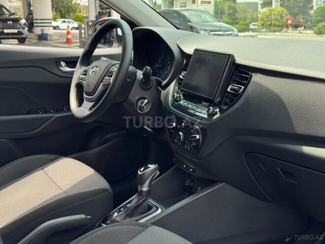 Hyundai Accent-21