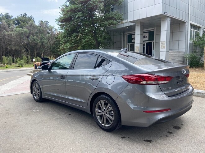 Hyundai Elantra-3