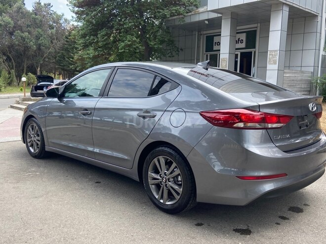 Hyundai Elantra-9