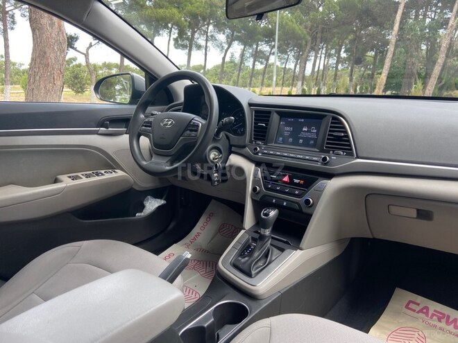Hyundai Elantra-13
