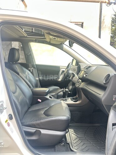 Toyota RAV4-11