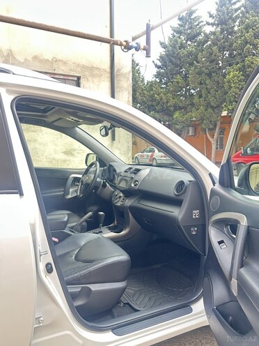 Toyota RAV4-8