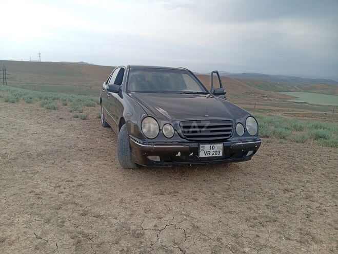 Mercedes E 320-1
