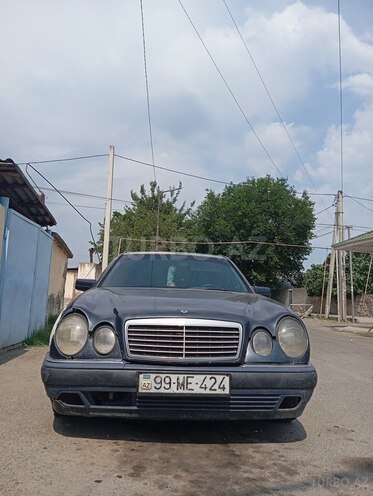 Mercedes E 220-1