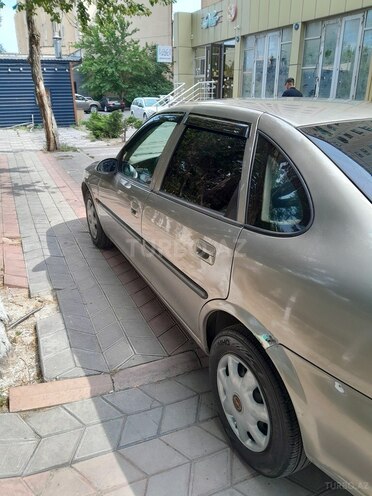 Opel Vectra-4