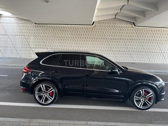 Porsche Cayenne GTS-5