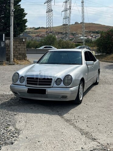 Mercedes E 200-1