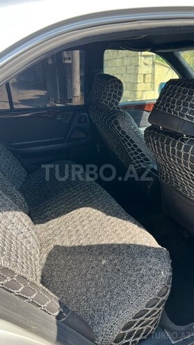 Mercedes E 200-11