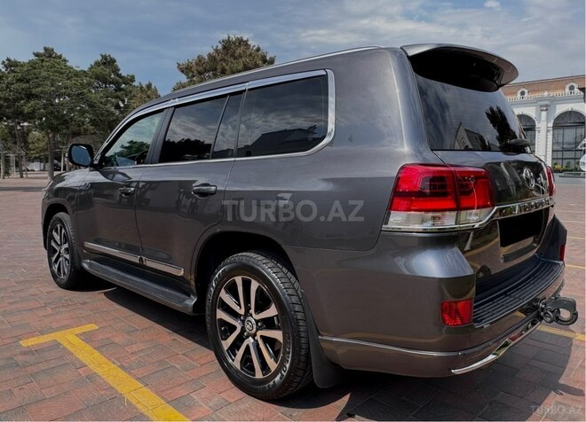 Toyota Land Cruiser-9