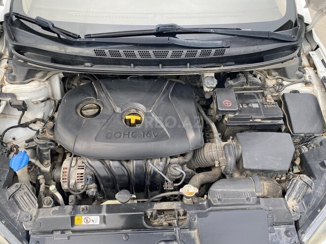 Hyundai Elantra-13
