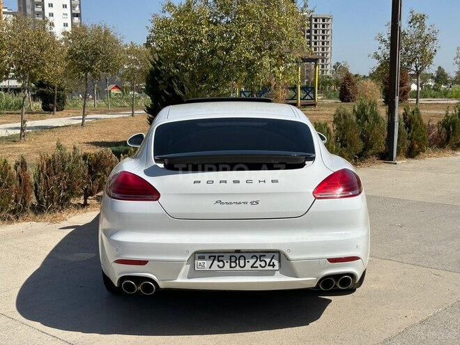 Porsche Panamera 4S-5