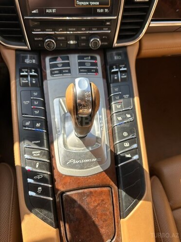 Porsche Panamera 4S-12