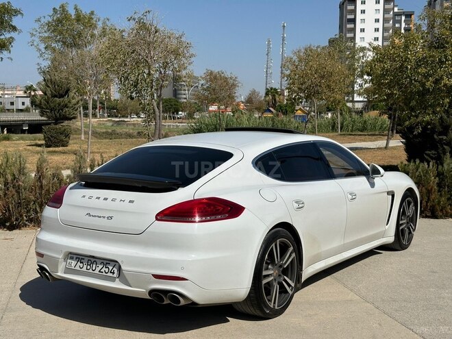 Porsche Panamera 4S-6