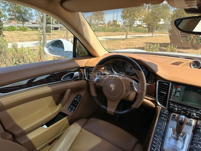 Porsche Panamera 4S-8