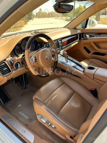 Porsche Panamera 4S-9
