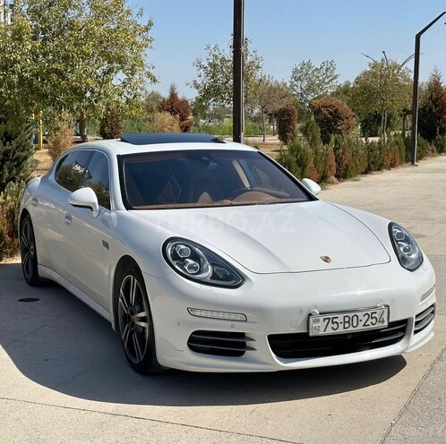 Porsche Panamera 4S-3