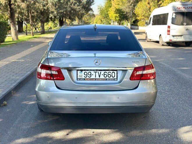Mercedes E 220-11