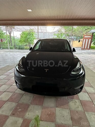 Tesla Model Y-1