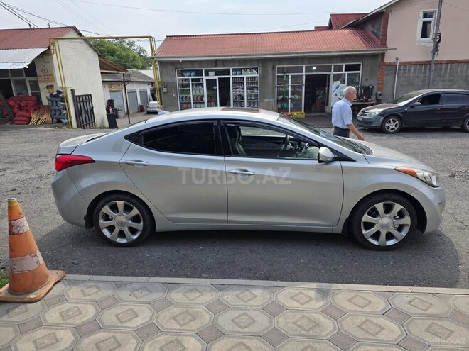 Hyundai Elantra-4