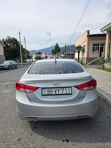 Hyundai Elantra-2