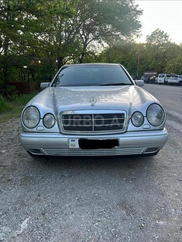 Mercedes E 240-1