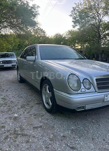 Mercedes E 240-5