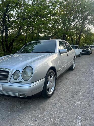 Mercedes E 240-3