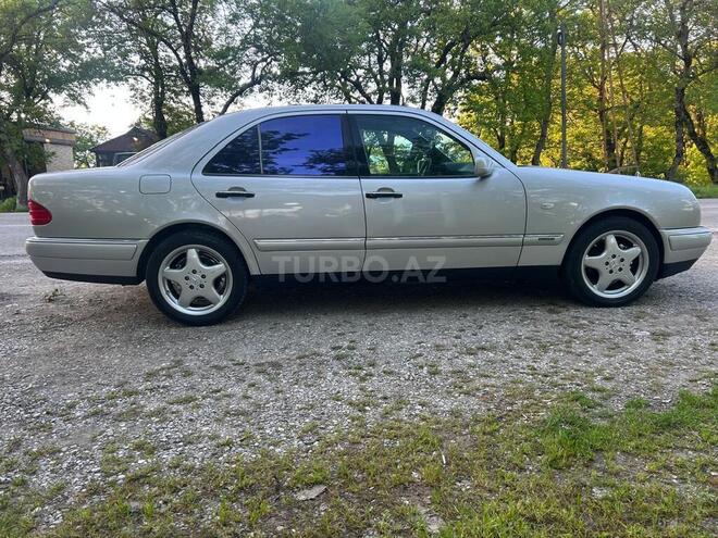 Mercedes E 240-4