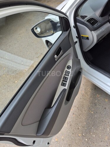 Hyundai Accent-10