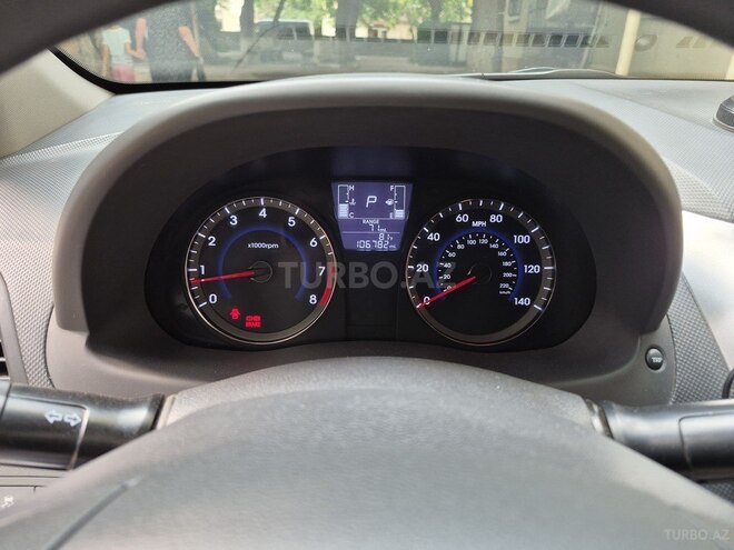 Hyundai Accent-11
