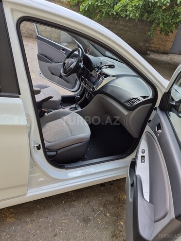 Hyundai Accent-15