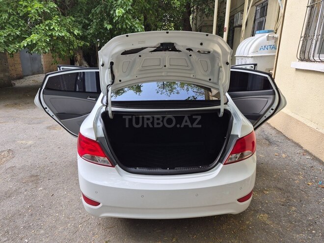 Hyundai Accent-12